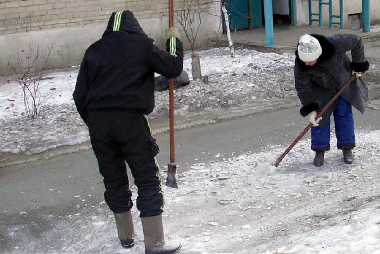 Инструменты для уборки снега: лопаты, скреперы, ледорубы, разбрасыватели Gardena